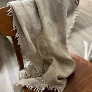 Aritzia Wilfred - Diamond Mosaic Triangle Scarf